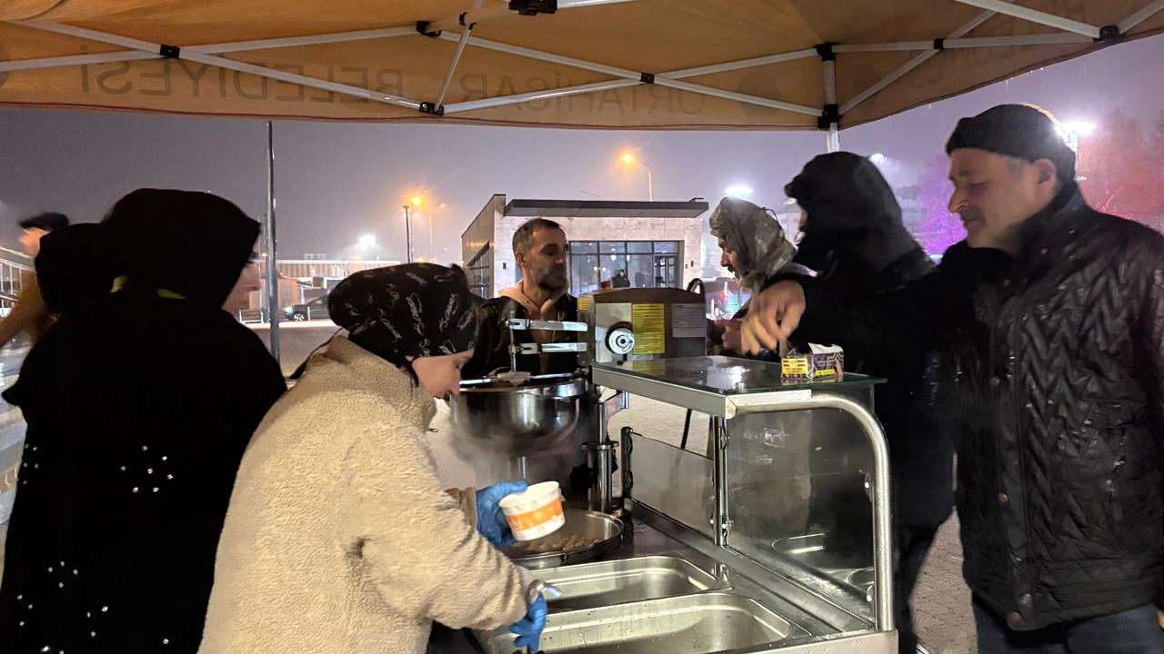 Ortahisar’da kandil geleneği yaşatıldı: Camilerde vatandaşlara lokma ve simit ikramı
