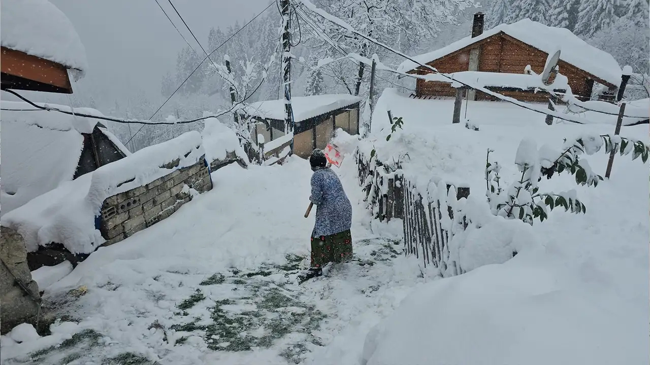 Karadeniz'de kar etkisini sürdürüyor: 12 köy yolu da ulaşıma kapandı