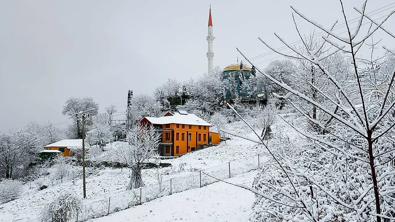 Trabzon'da kar masalı: İlçe sabaha bembeyaz uyandı
