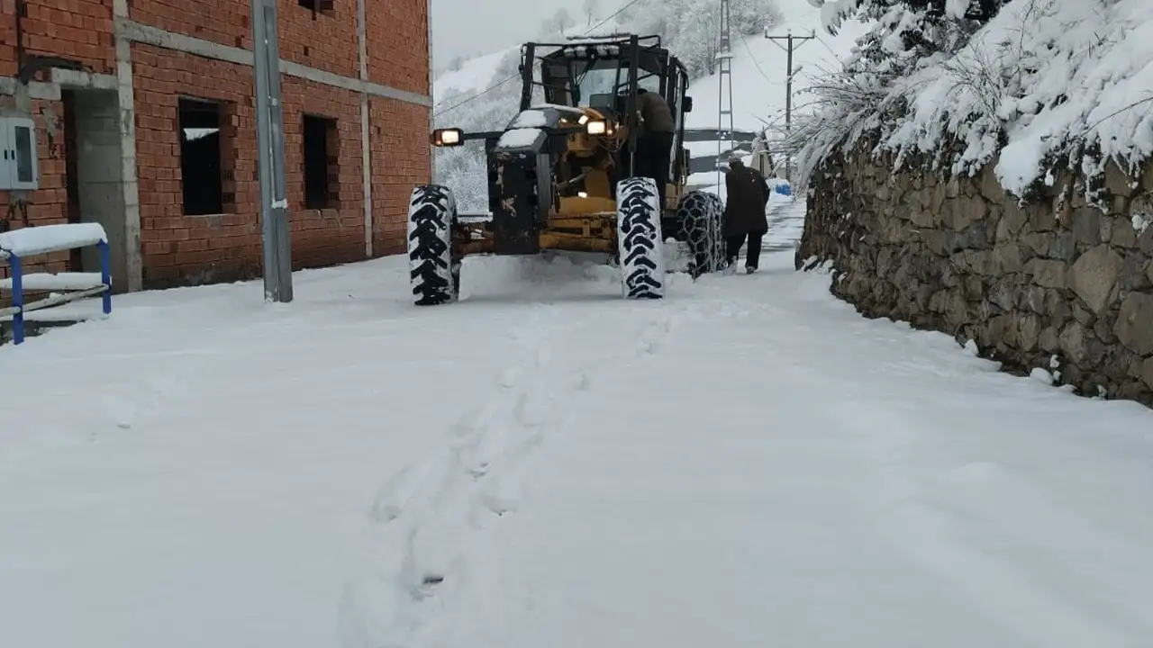 Trabzon’da kar mesaisi: Büyükşehir ekipleri 24 saat sahada