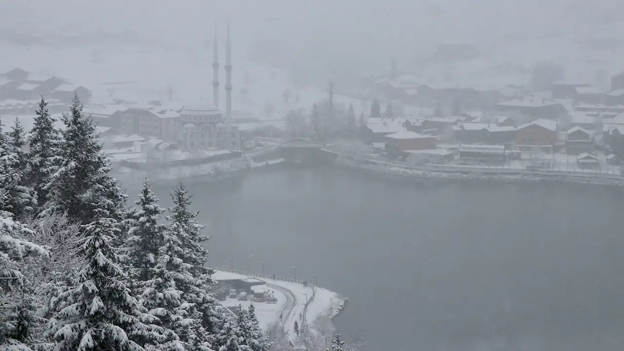 Trabzon’da yağmur yerini kara bıraktı: Doğu Karadeniz beyaza büründü