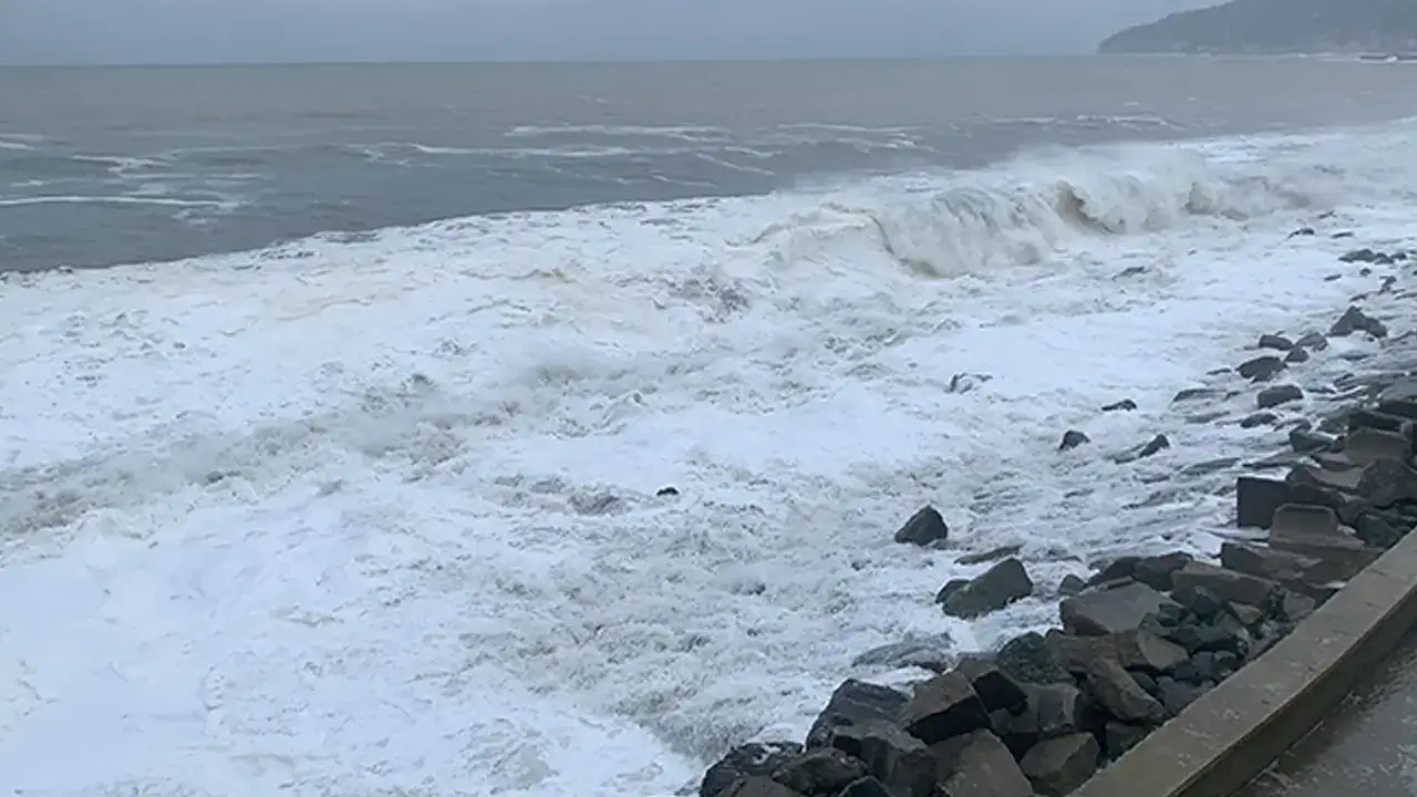 Trabzon Valiliği uyardı: " Sahil kenarlarına yaklaşmayın"