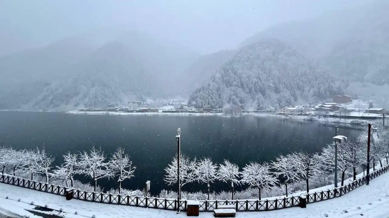 Uzungöl'de kar kalınlığı 15 santimetreye ulaştı: Turizmciler umutlu