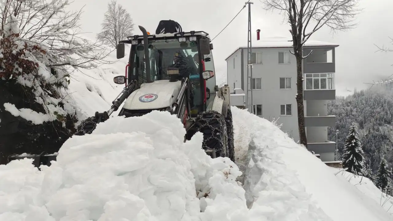 Trabzon’da kar alarmı: 6 ilçede 15 mahalle yolu kapalı