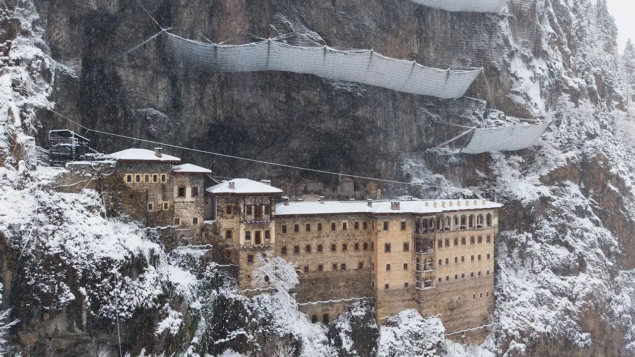 Sümela’ya beyaz dokunuş: Altındere Vadisi kartpostala döndü