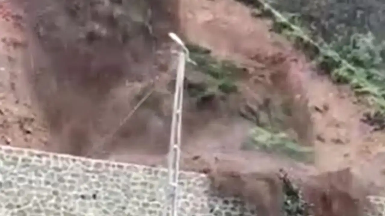 Rize’de şiddetli yağmur sonrası toprak kaydı: O anlar kamerada