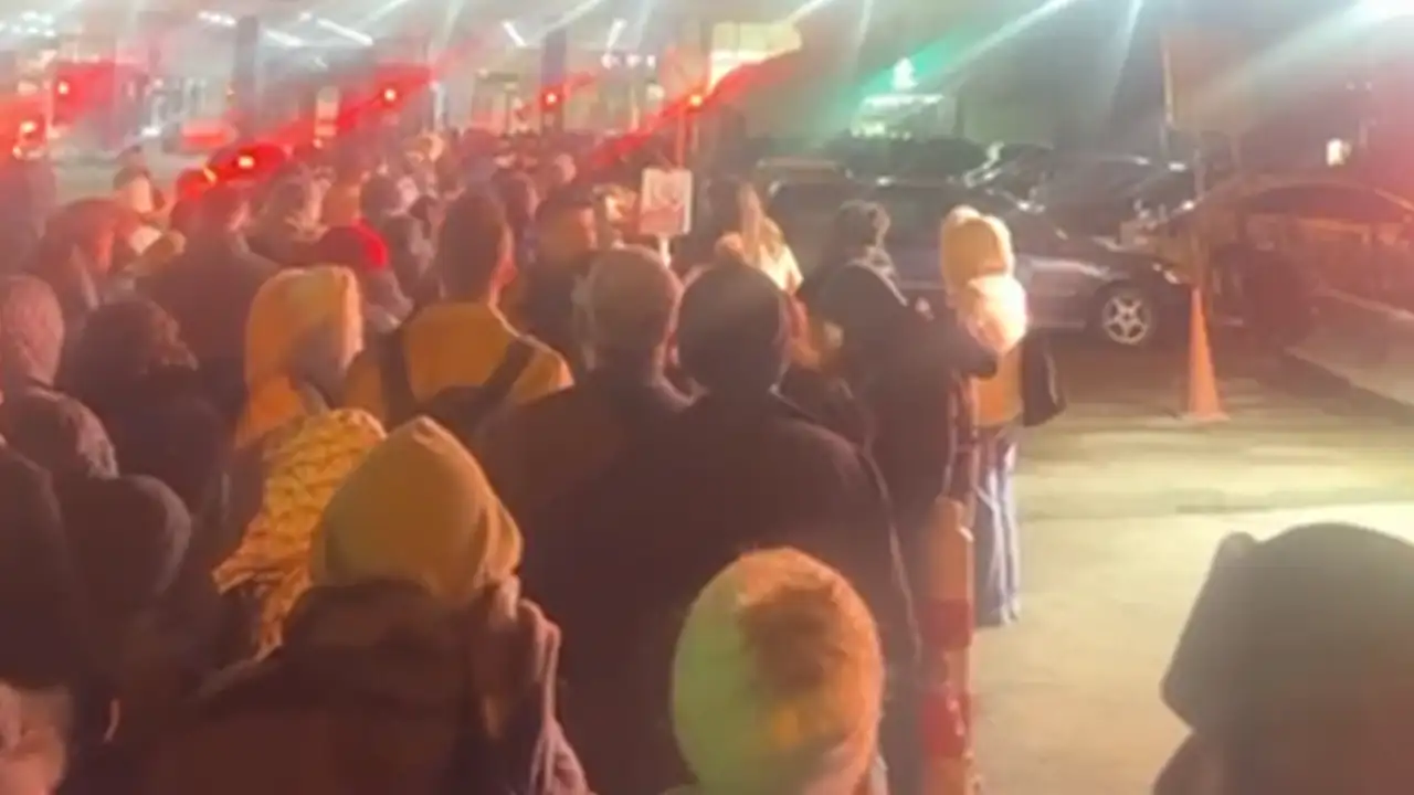 Sarp Sınır Kapısı’nda yıl sonu alarmı: Kuyruklar saatlerce uzadı