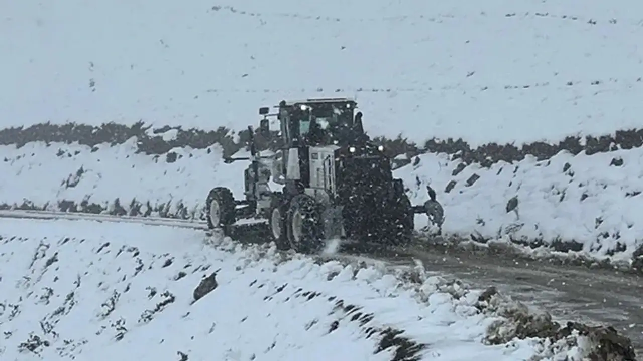 Yoğun kar yağışı Trabzon’u da etkiledi: Çaykara’da yollar kapandı