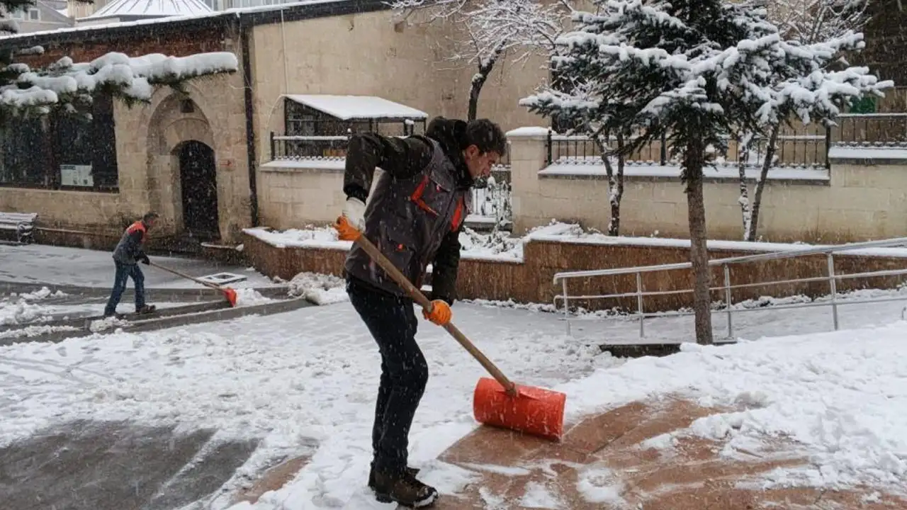 Bayburt’ta karla mücadele seferberliği: Ekipler 7/24 sahada