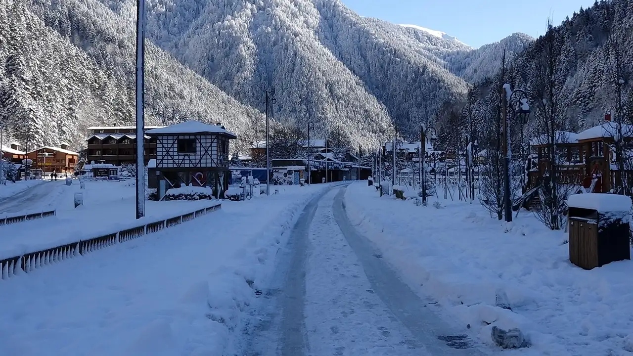 Uzungöl yılbaşına beyaz örtüyle girdi: Otellerde doluluk yüzde 80