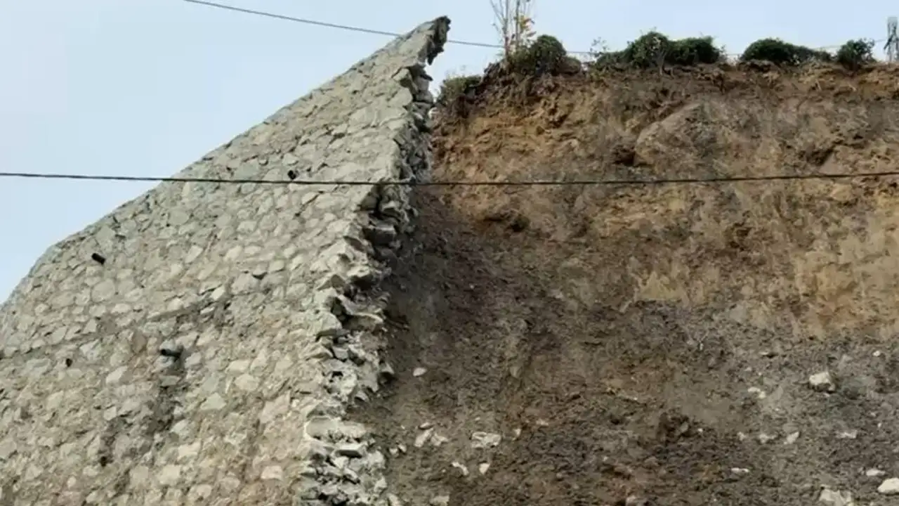 Rize’de gece saatlerinde heyelan paniği: İstinat duvarı yıkıldı