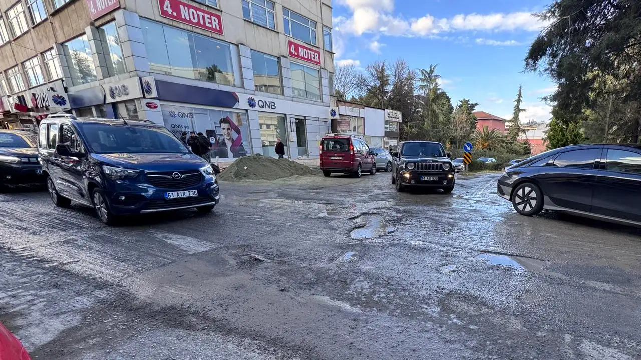 Trabzon’un merkezinde yol çalışması uzadı vatandaş isyan etti: Toz, çamur ve trafik