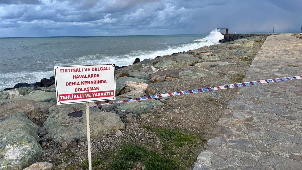 Trabzon’da kuvvetli rüzgar sahili vurdu: Güvenlik şeridi çekildi