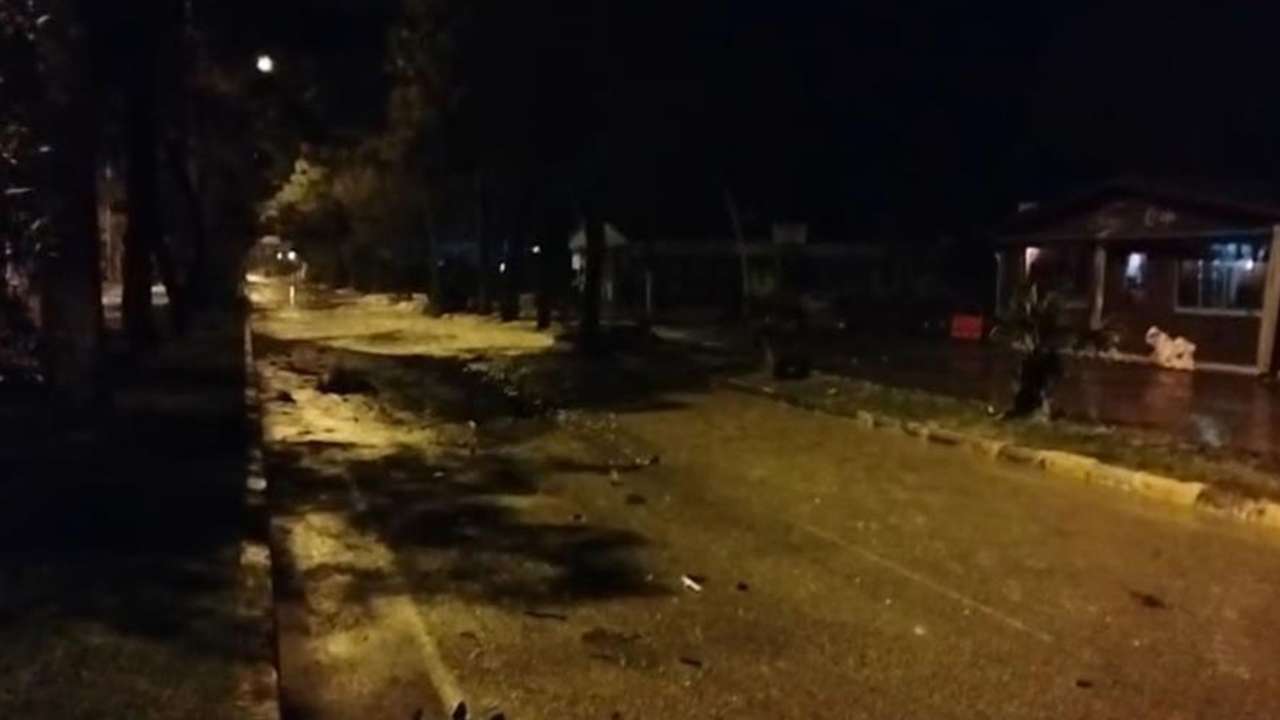 Dev dalgalar sahil yolunu yuttu