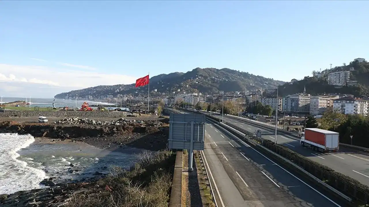 Trabzon’da sahil yolunda dikkat: Ulaşım kontrollü sağlanıyor