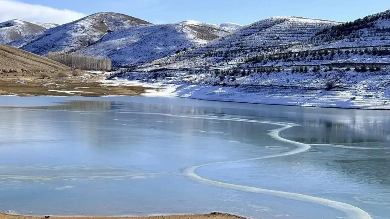 Bayburt’ta dondurucu soğuk: Gökçedere Göleti buz tuttu