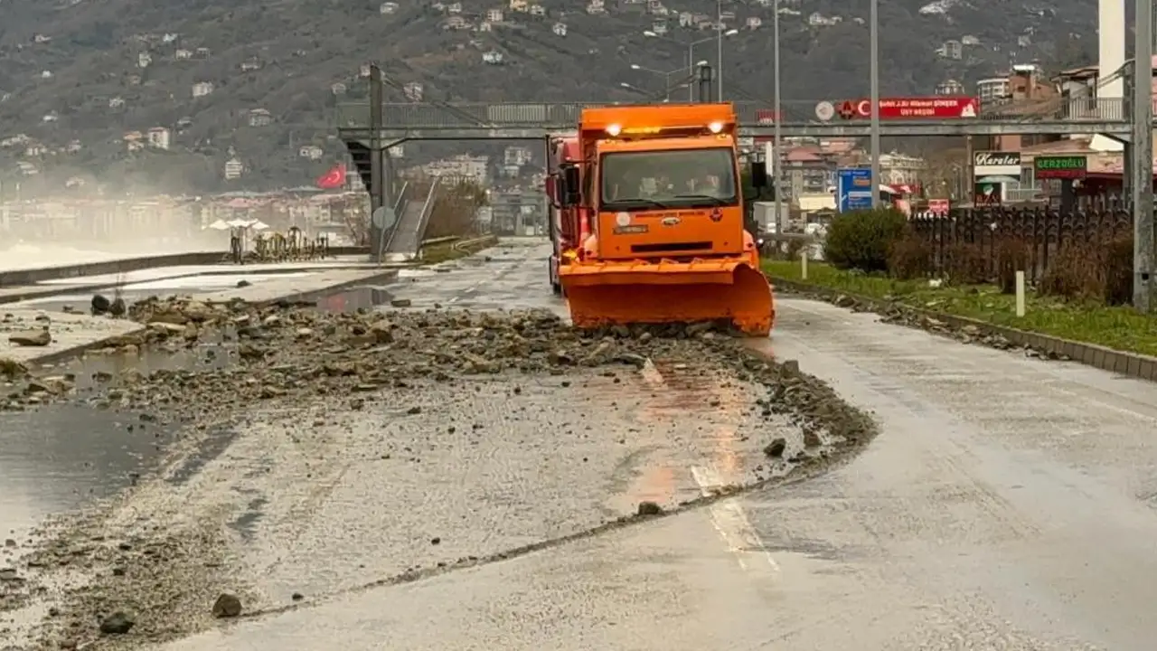 Rize’de fırtına etkili oldu: Dev dalgalar sahil yolunu vurdu