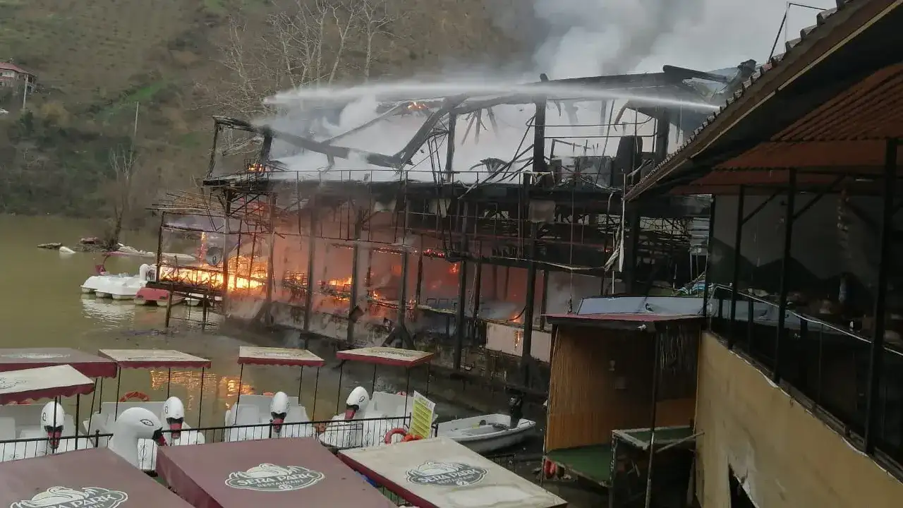 Trabzon’da iş yerinde yangın: Turistik tesisi alevler kapladı