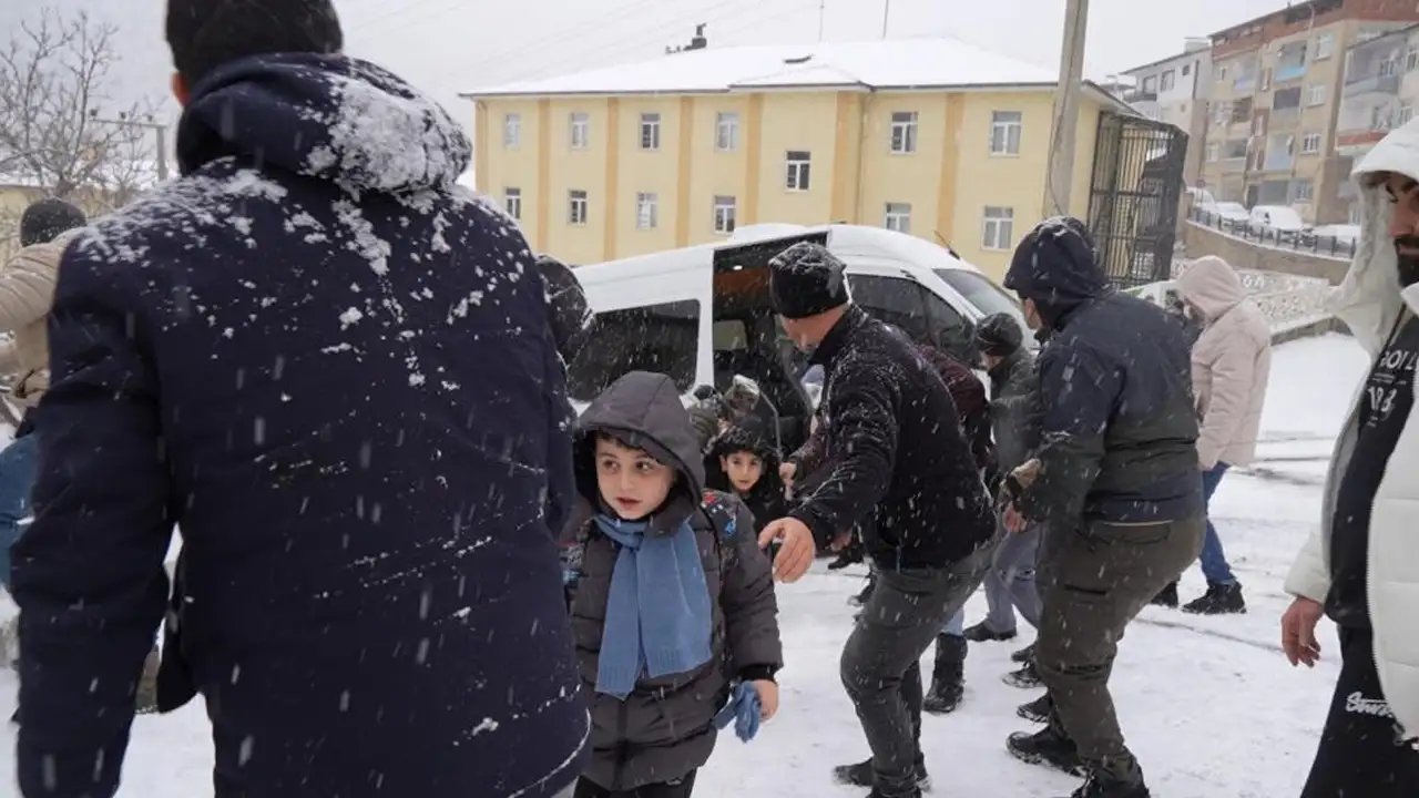 Gümüşhane’de buzlanan yollar kazaya davetiye çıkardı: Vatandaş belediyeye tepki gösterdi