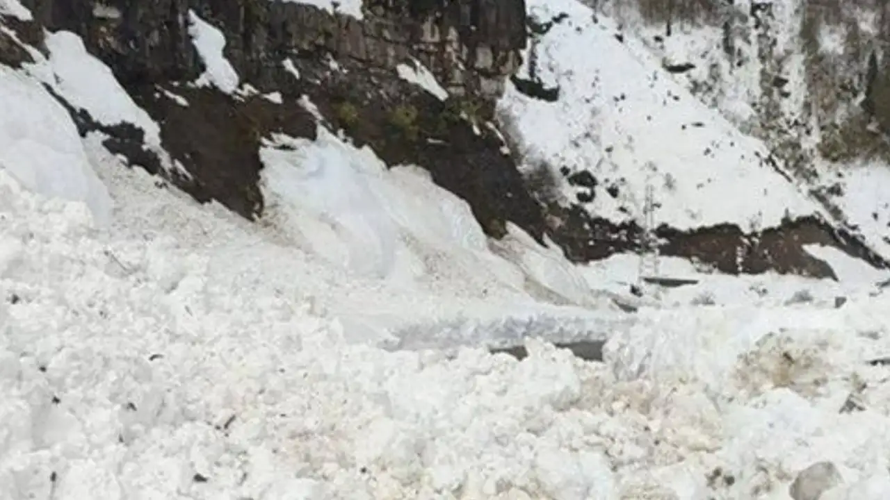 Artvin'de çığ düştü! Vali Ergün: 3 kişi çığ altında kaldı