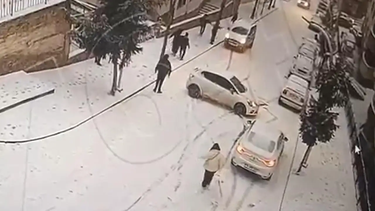 Gümüşhane’de buz faciası ucuz atlatıldı: Yokuş aşağı kayan araçlar kameralara yansıdı