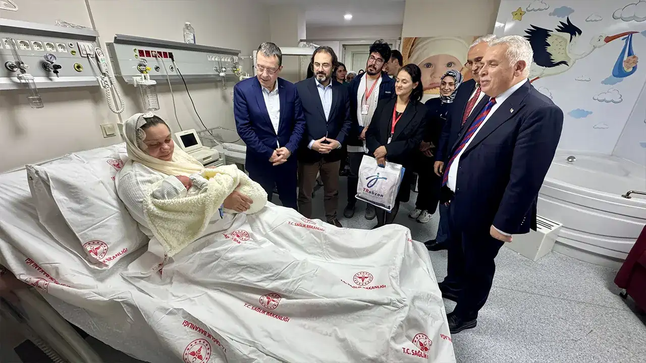 Trabzon'da 2026'nın ilk bebeği suda doğumla dünyaya geldi: Trabzonspor forması hediye edildi