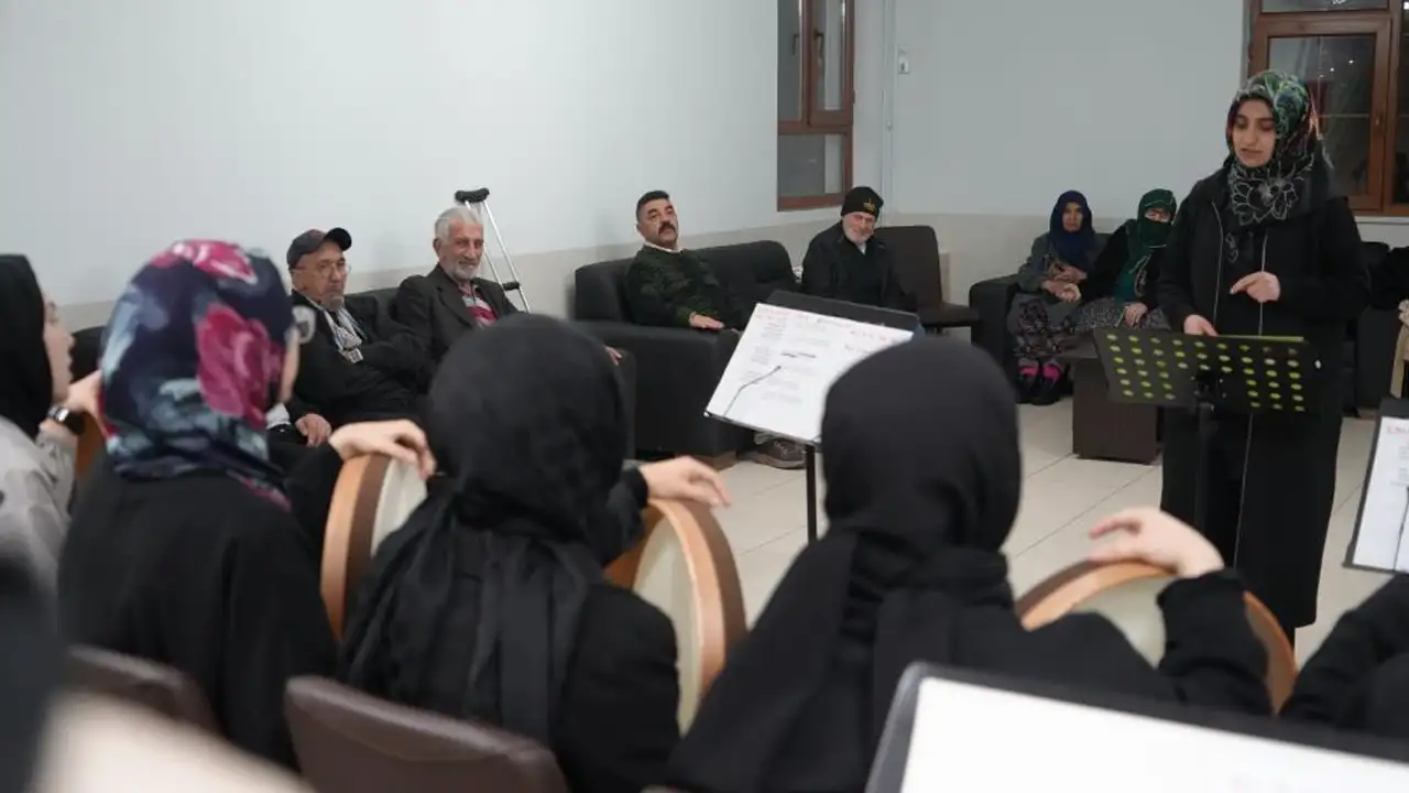 Bayburt’ta Aheng-i Bendir grubu huzurevi sakinleriyle buluştu