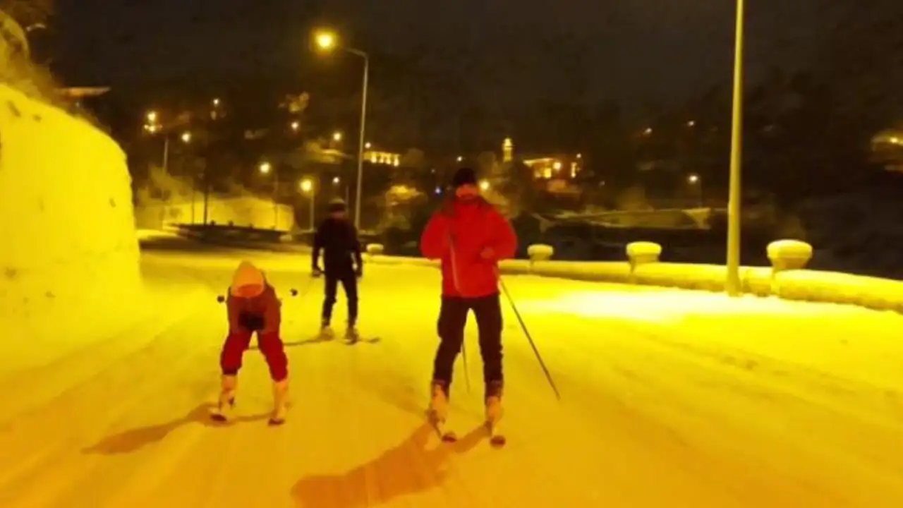 Gümüşhane’de kar yağışıyla kayak keyfi renkli görüntüler oluşturdu