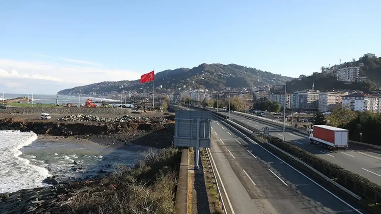 Trabzon'da yol çalışmaları sürüyor: Ulaşım kontrollü sağlanıyor