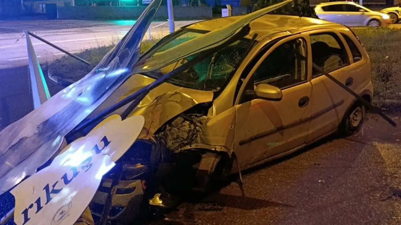 Samsun'da otomobil direğe çarptı: 3 kişi yaralandı
