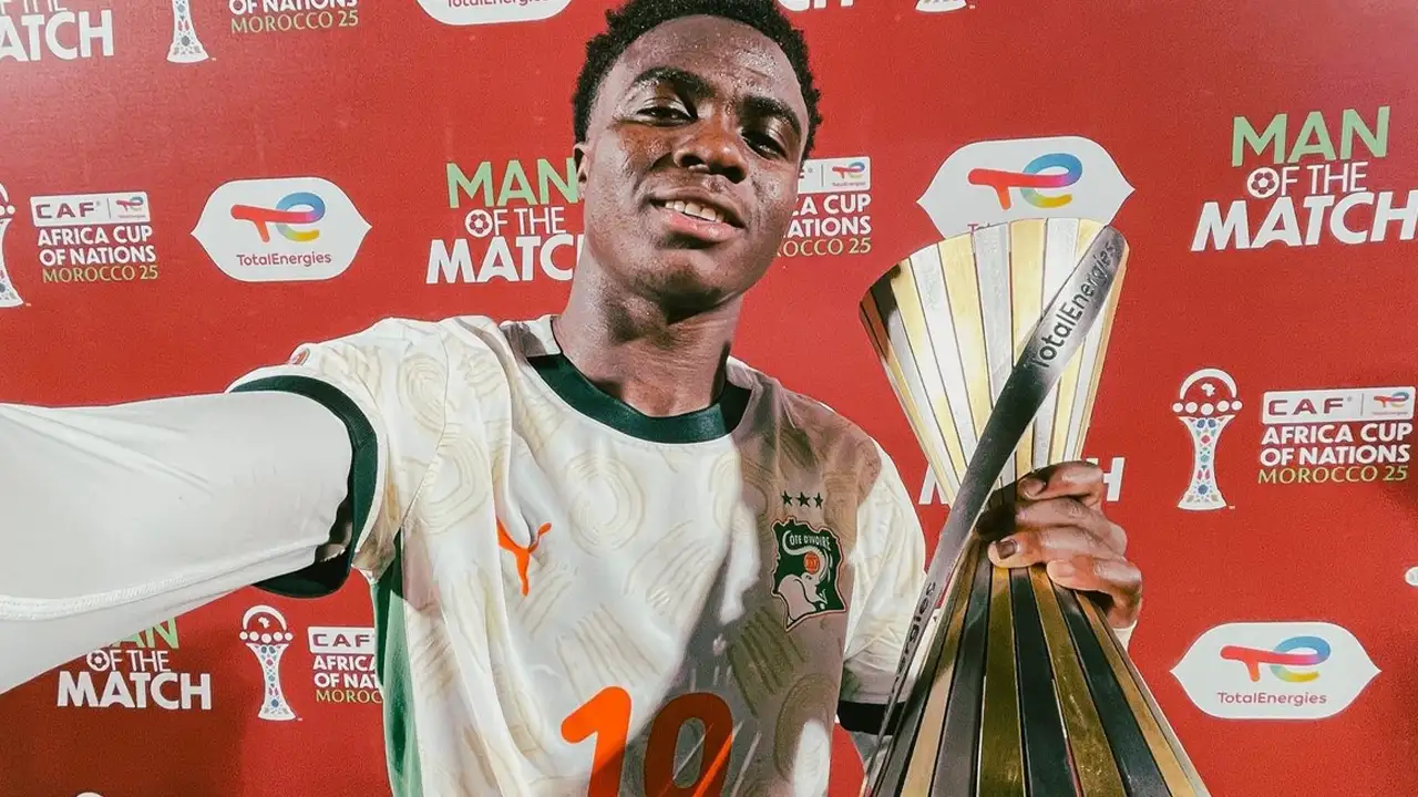 Oulai sahneye çıktı: Milli formayla gecenin yıldızı oldu