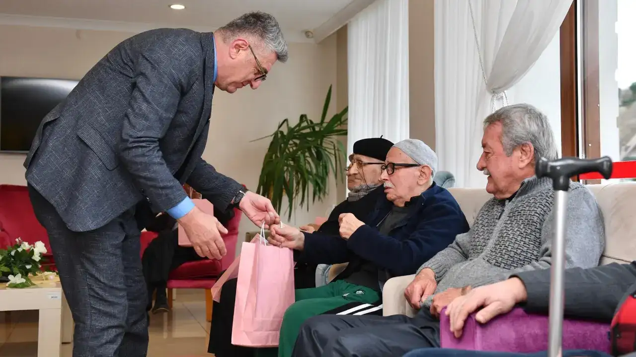 Ortahisar Belediyesi’nden huzurevinde yeni yıla sıcak dokunuş