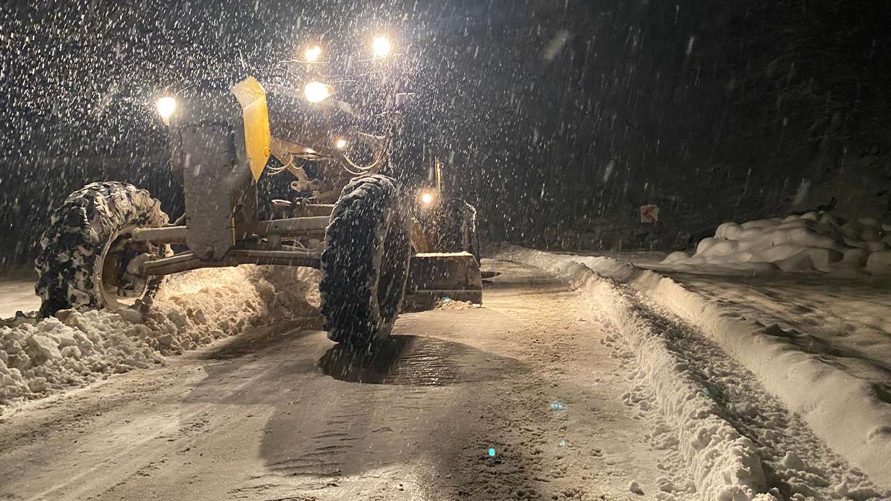 Trabzon’da kar alarmı: Ekipler kapalı yolları açmak için seferber oldu