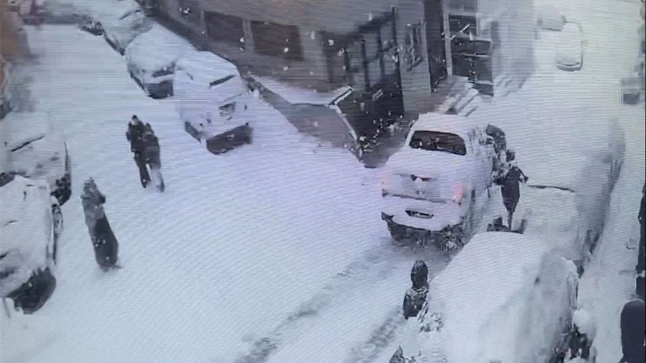 Faciadan dönüldü: Kar topu oynayan iki kardeşe çarpıp kaçtı