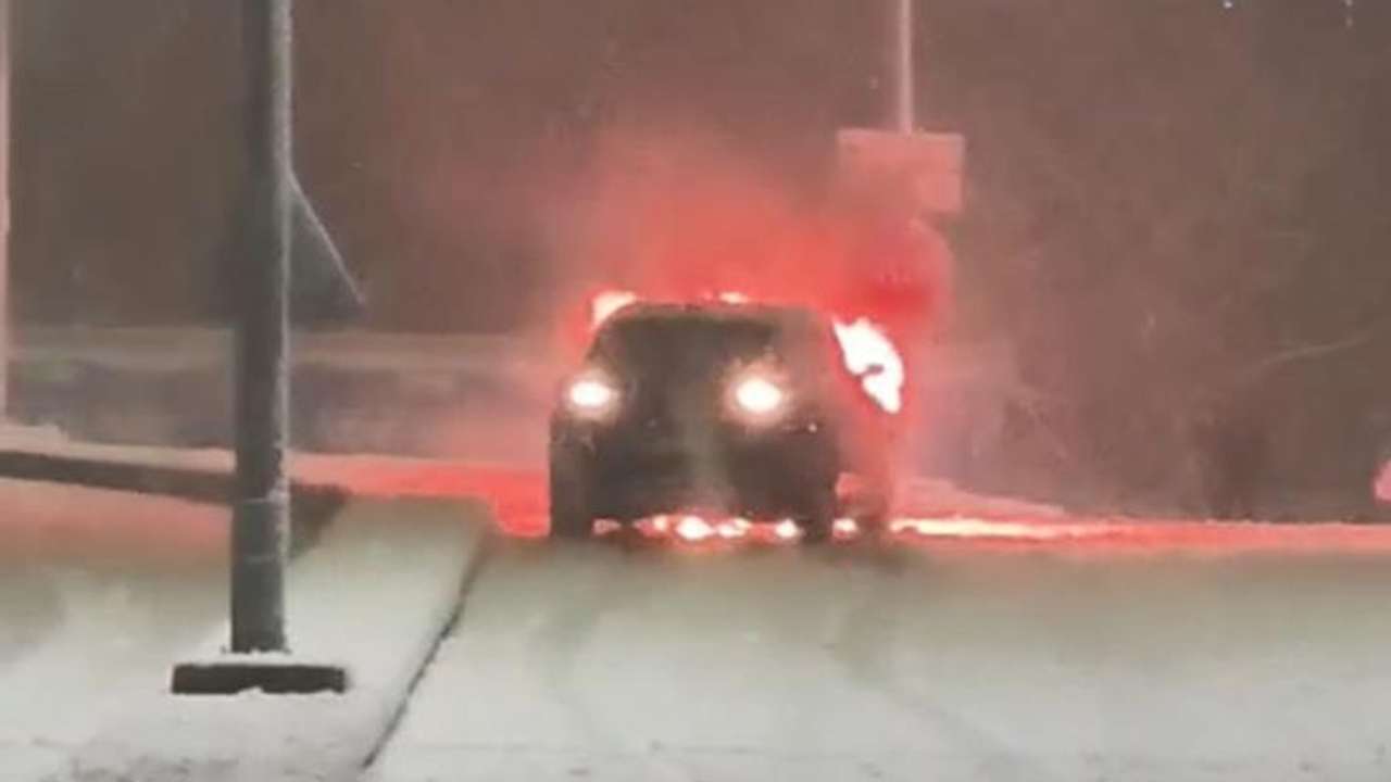 Samsun’da karlı yolda zorlanan cip alev aldı: Araç küle döndü