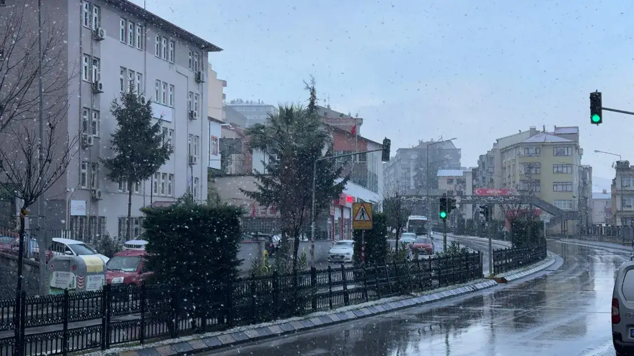 Trabzon'da kar etkisini göstermeye devam ediyor