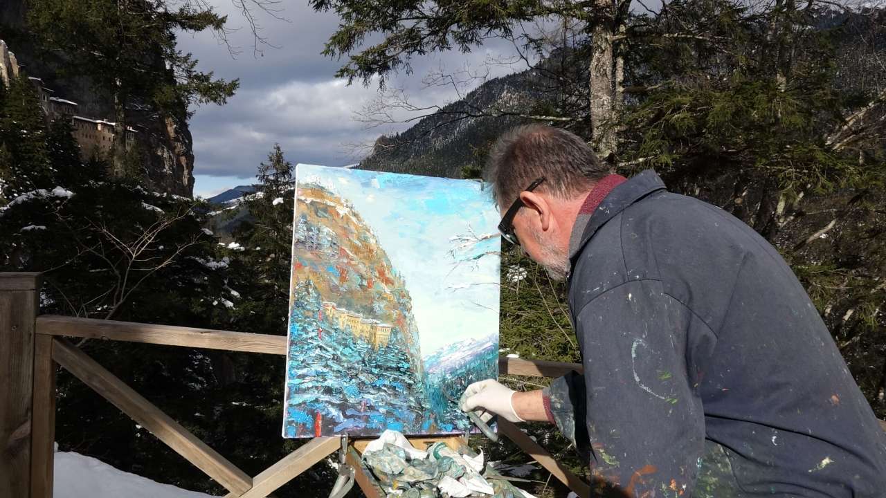 Seyyar şövalesiyle Türkiye’yi tuvale taşıyor: Trabzonlu ressamdan Sümela’da canlı performans