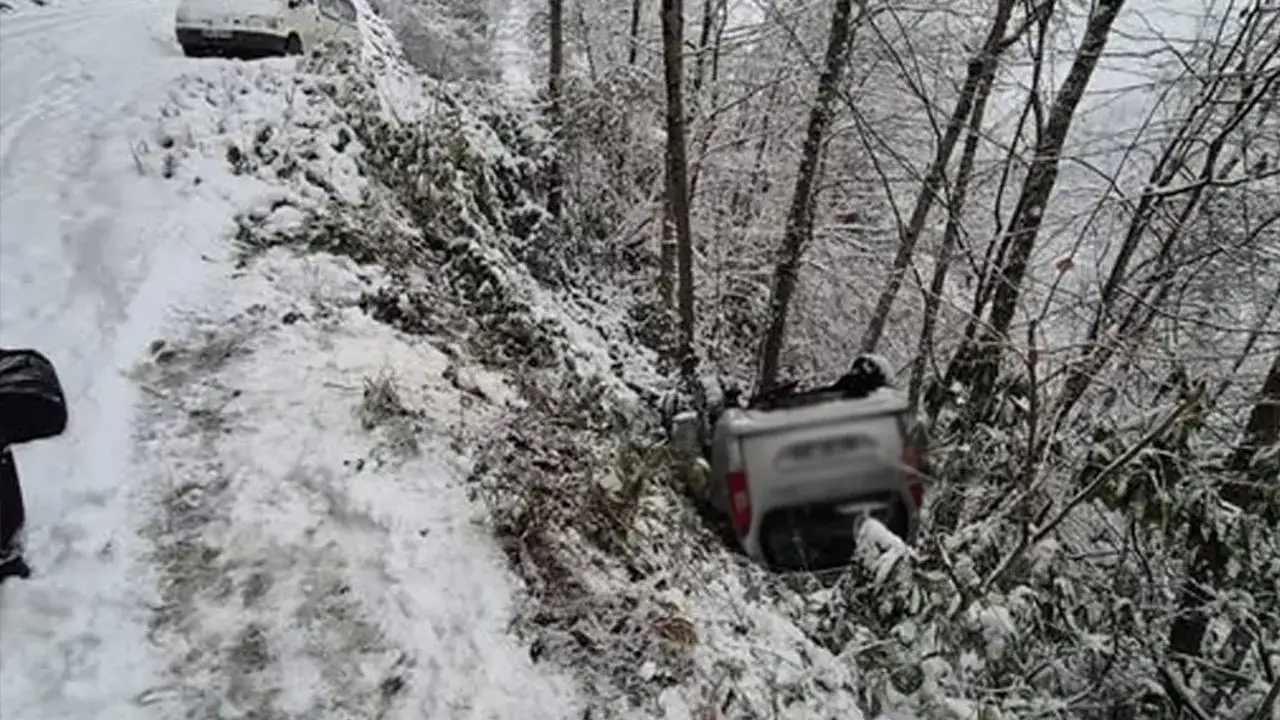 Şalpazarı'’nda kar kaza getirdi: Yoldan çıkarak ters döndü