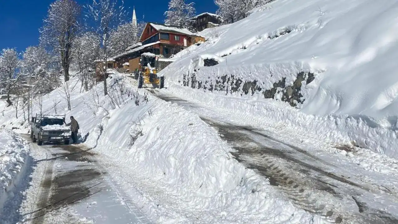 Rize’de kar sonrası 206 köy yoluna ulaşım yok