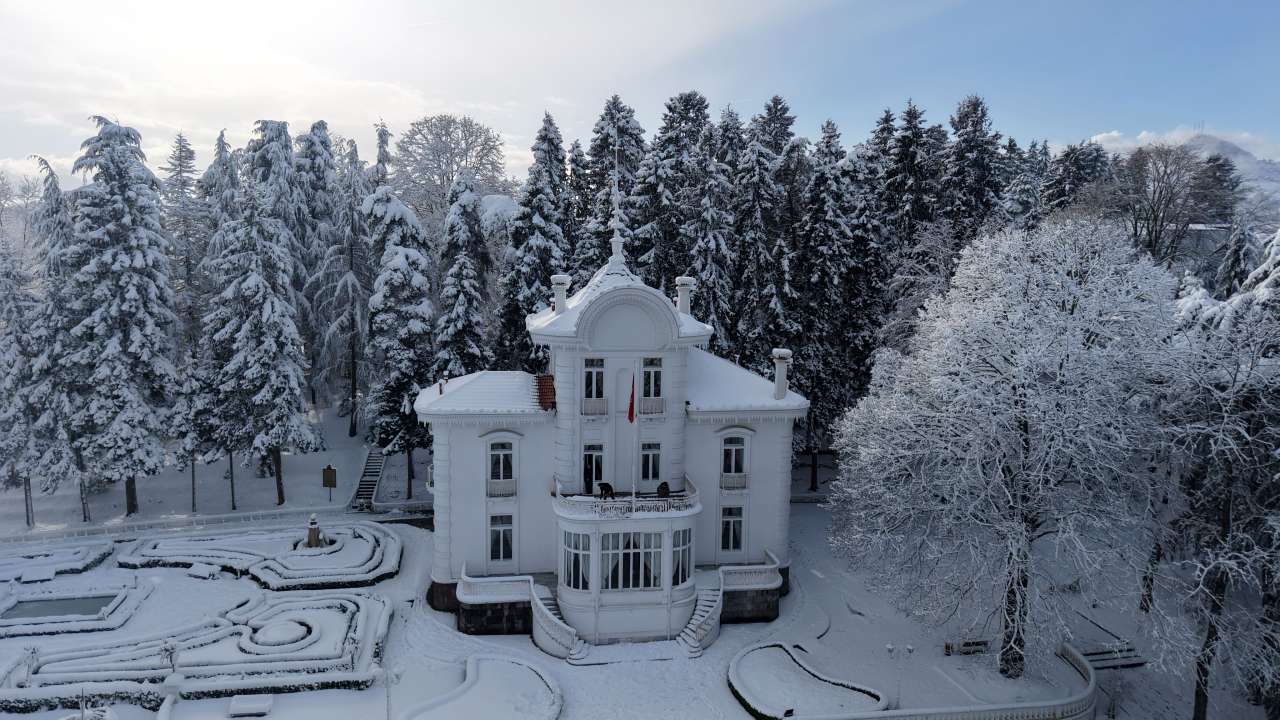 Atatürk Köşkü’nde kar manzarası: Çocuklar doyasıya eğlendi
