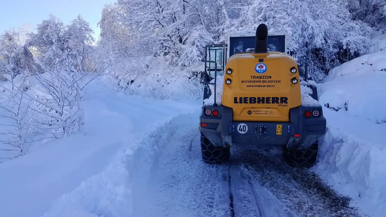 Trabzon’da kapalı mahalle yollarına büyükşehir ekiplerinden neşter
