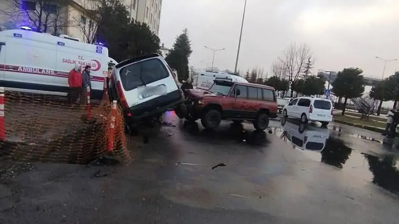 Sürmene'de korkutan kaza: Araçlar kanala düştü