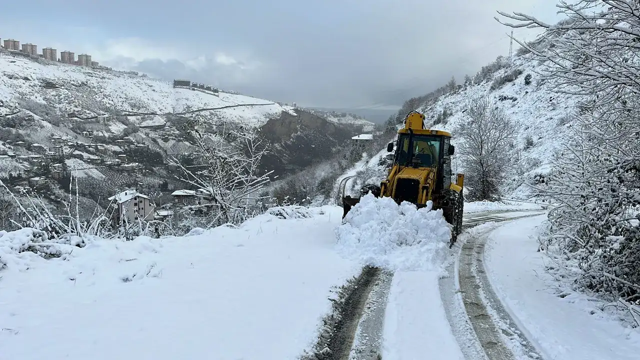 Akçaabat Belediyesi yüksek kesimlerde karla mücadeleyi aralıksız sürdürüyor