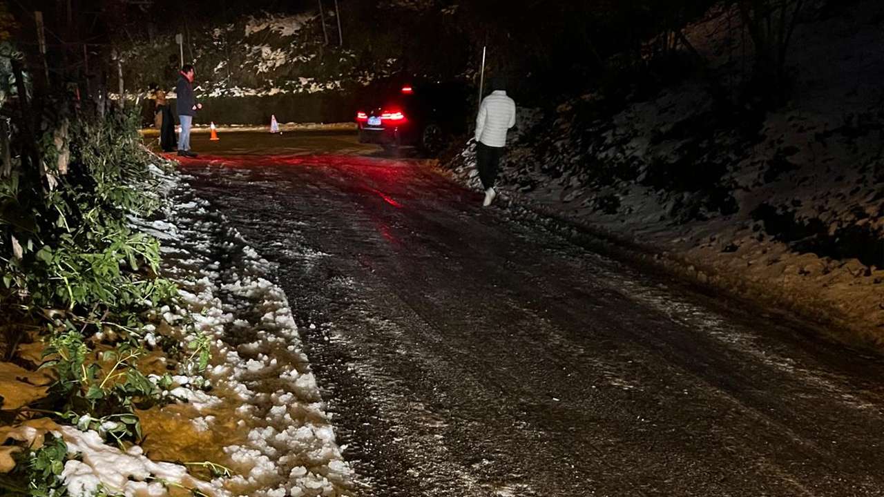 Trabzon Bahçecik’te buzlanma çilesi: Araçlar yolda kaldı, vatandaşlar yokuşları yürüyerek aştı