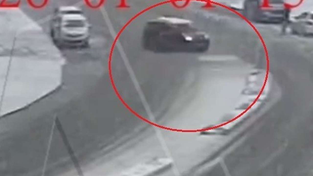 Karla kaplı yolda drift denemesi pahalıya patladı