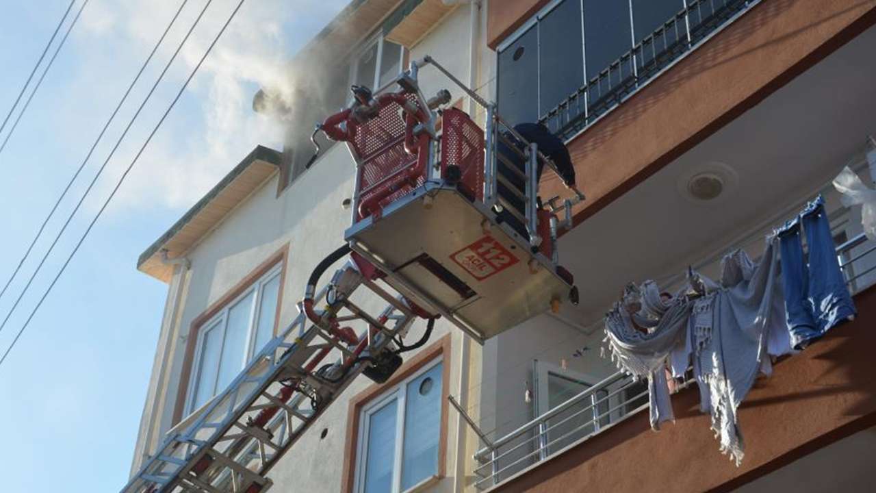 Ünye’de korkutan apartman yangını: Dumanların arasında kalan kadın merdivenle kurtarıldı