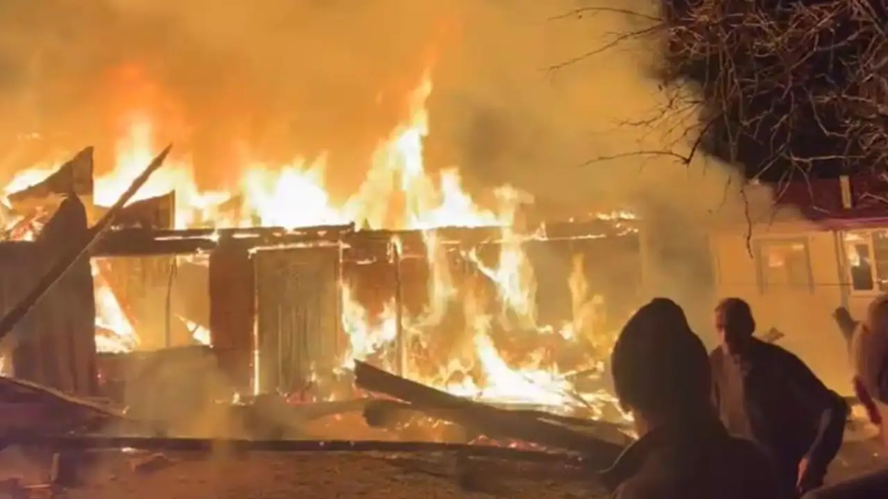 Samsun Vezirköprü’de gece yangını: İki ahşap ev küle döndü