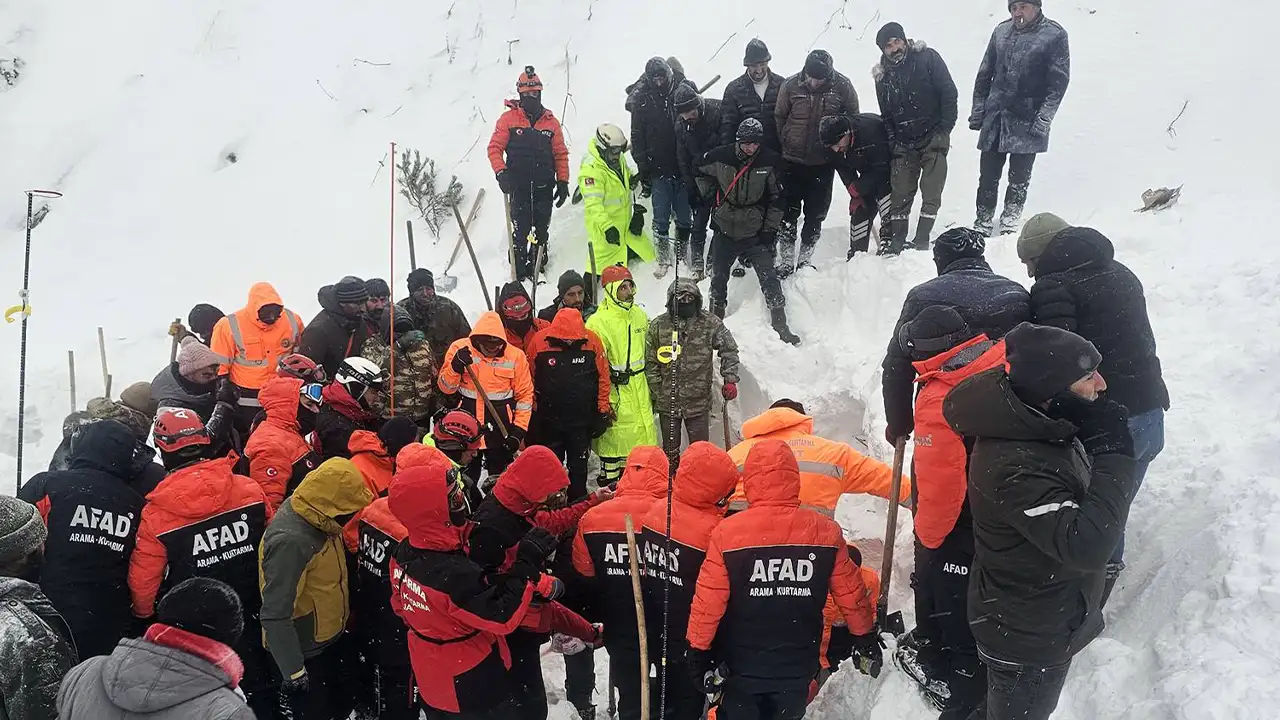 Artvin'de çığ altında kalan çobanı arama çalışmalarında 4'üncü gün