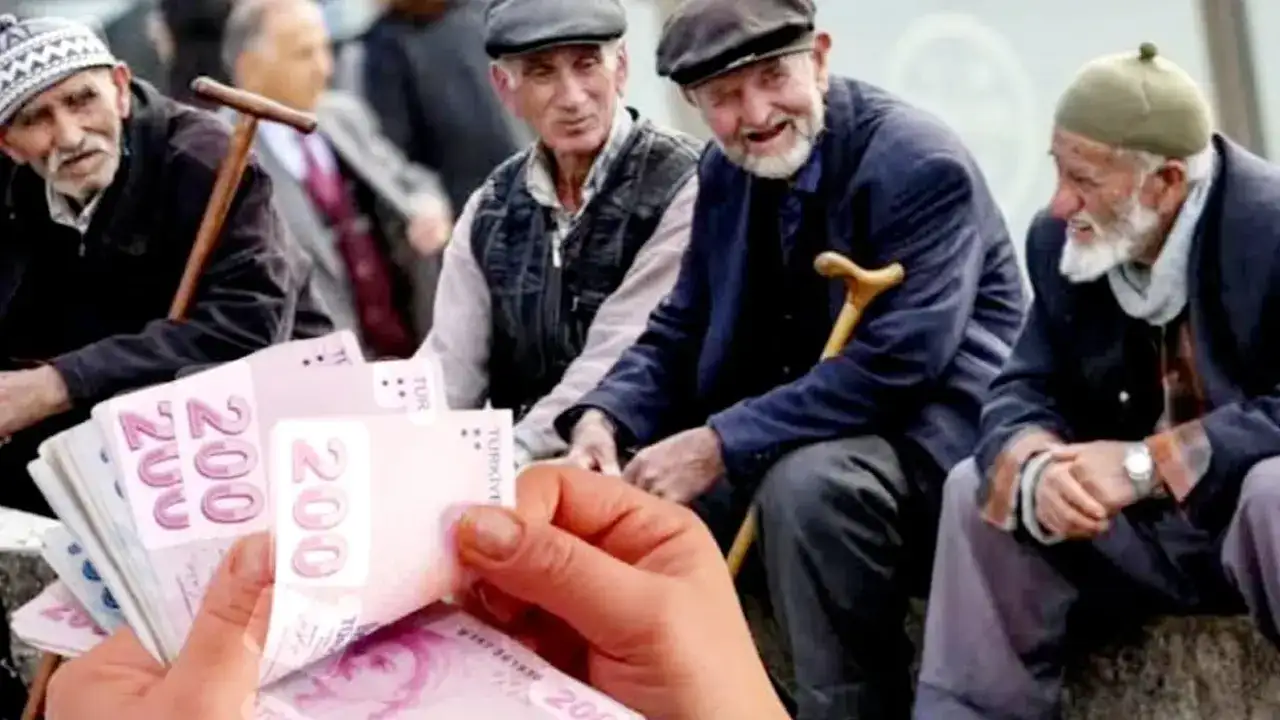 Emekliye ne kadar maaş gelecek bayramda ikramiye ne kadar olacak? Milyonlar nefesini tuttu