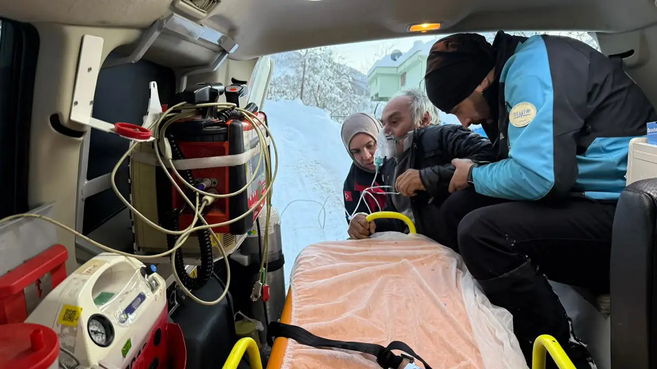 Giresun Keşap’ta yolu kapanan köyde UMKE’den kurtarma: KOAH hastası kurtarıldı